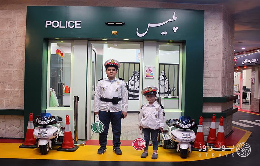 دو کودک دختر و پسر با لباس فرم پلیس در شهربازی کاربازیا در برج میلاد تهران
